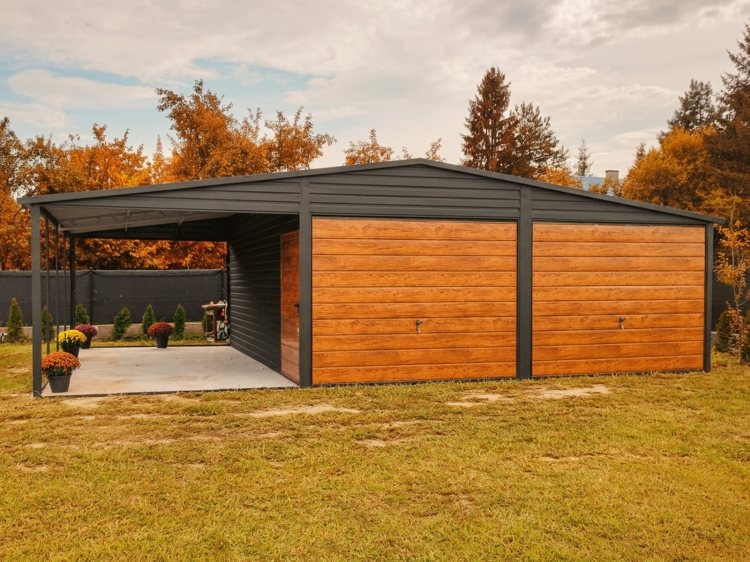 garaz-blaszany-z-wiata-9x6m-matowa-czern-dab-rustykalny-furtka-1-jesien.jpg