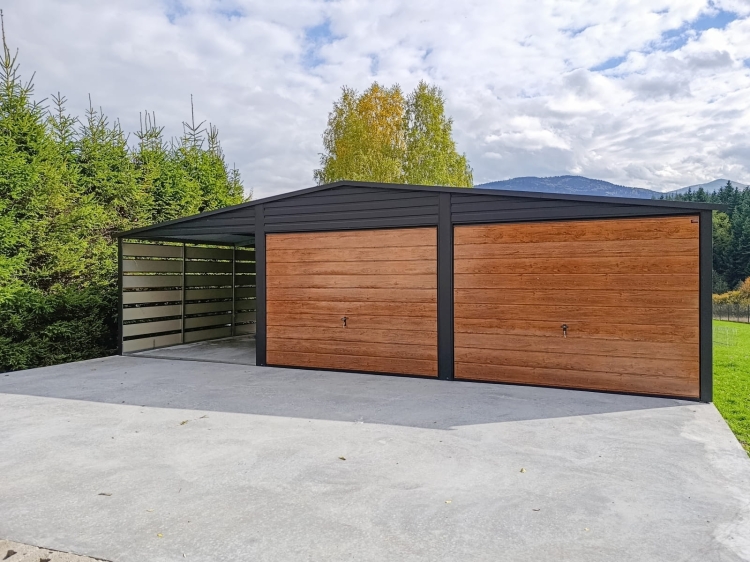 garaz-blaszany-z-wiata-9x6m-matowa-czern-dab-rustykalny-furtka-7.jpg