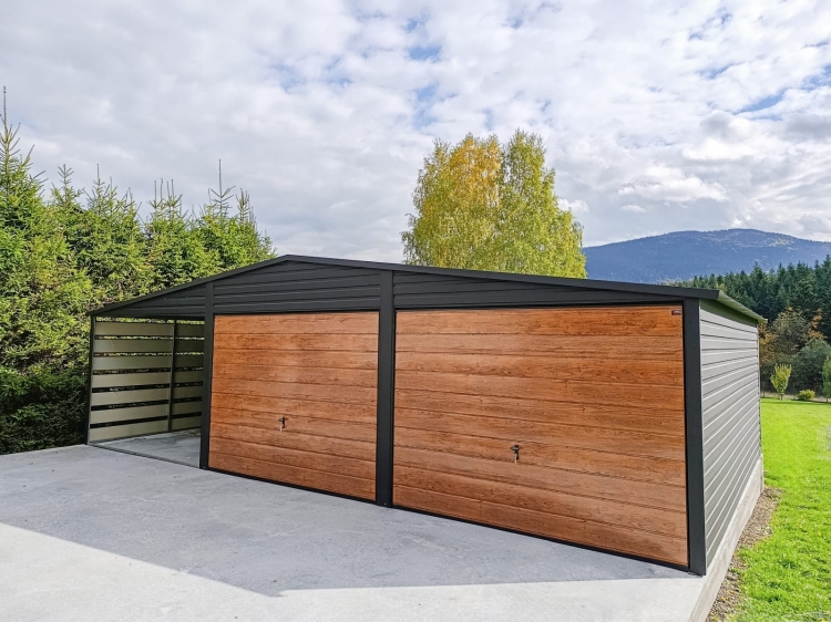 garaz-blaszany-z-wiata-9x6m-matowa-czern-dab-rustykalny-furtka-8.jpg